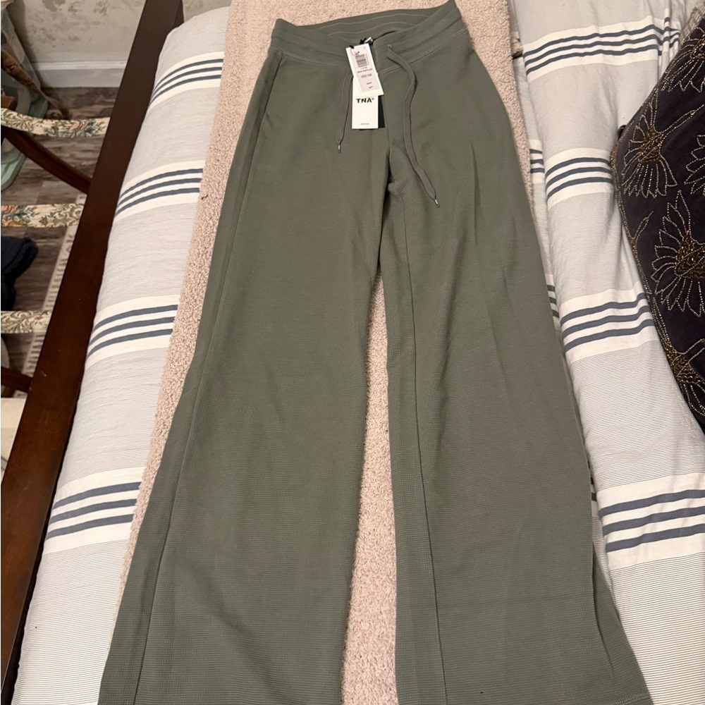 Aritzia Wafflex Army Green XS Pants, NWT - Picture 3 of 3